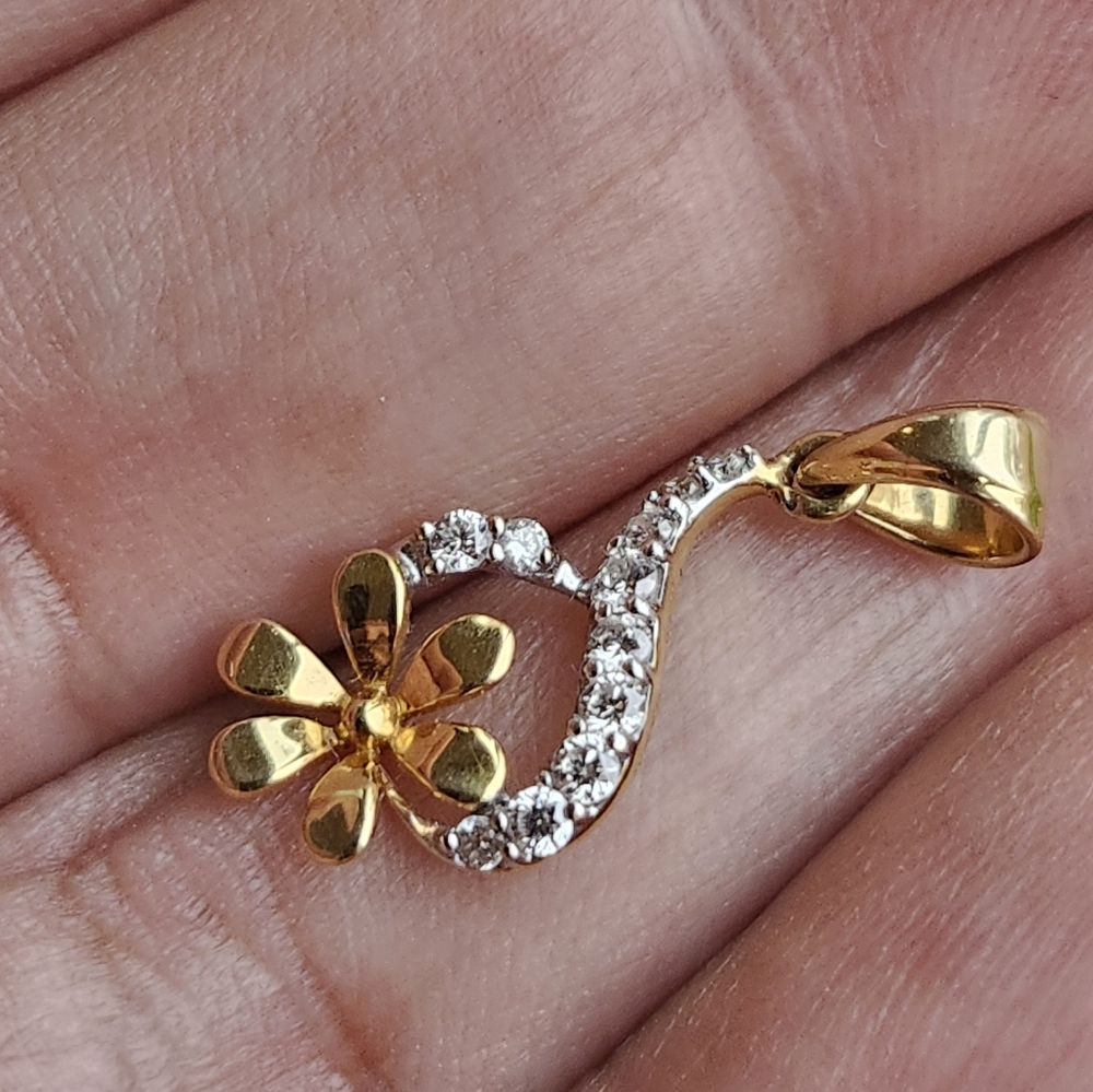 18k Gold Pendent With Natural Diamonds.